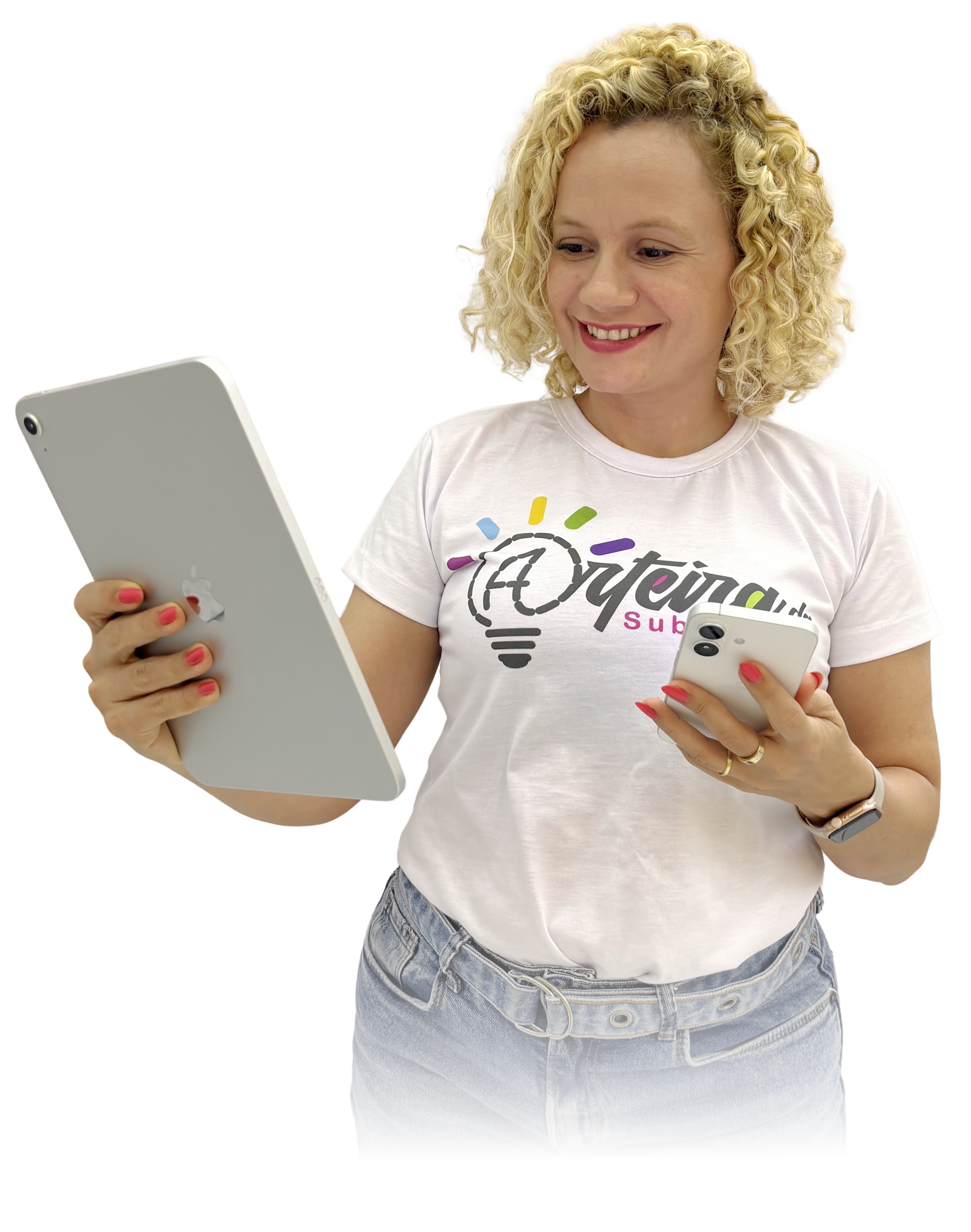 Especialista da Arteira Sublimação usando tablet e celular